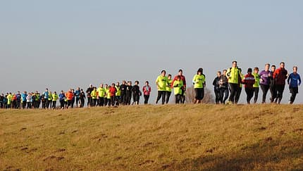 Der Düffelwarder WarmUp-Lauf führt über den Deich am Altrhein. 2