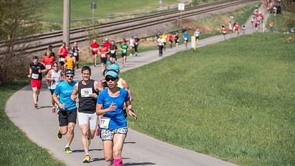 Läuferfeld beim Leiblachlauf in Hergensweiler