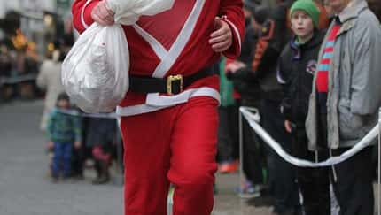 Adventslauf Zell: Der Weihnachtsmann verteilt als Schlussläufer Süßigkeiten.