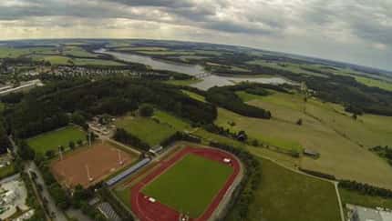 Das Waldstadion Zeulenroda mit Talsperre im Hintergrund