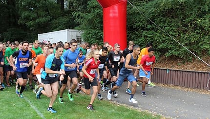Hirschfelder Scratolauf: Start 11,8-km-Lauf und 5-km-Lauf
