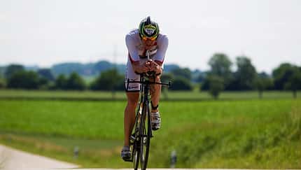 Per Bittner beim Triathlon Ingolstadt 2015 auf der Radstrecke