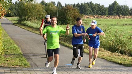 Regionalpark-Staffellauf Heusenstamm: Staffelübergabe in Egelsbach