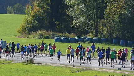 Teams in Bewegung beim Firmenlauf in Bayrischzell