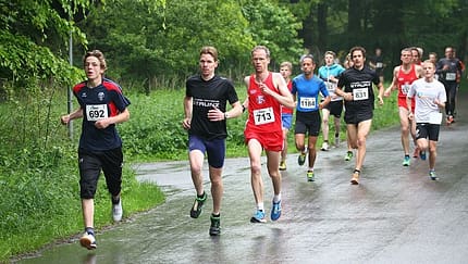Das Feld der 5-km-Läufer beim Sternchenlauf Schloss Holte-Stukenbrock