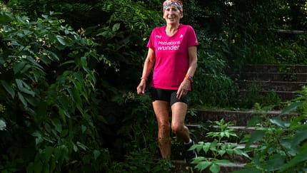 Maria-Luise Kluge läuft lächelnd durch den Wald.