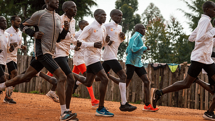 Eliud Kipchoge (3. von rechts) bereitet sich in Kenia auf das Rennen in Wien vor.