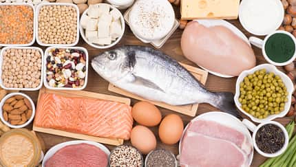 Fleisch, Milch, Käse, Nüsse und Hülsenfrüchte sind ideale Eiweißquellen.