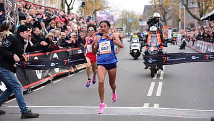 Äthiopierin Gidey rennt 15-km-Weltbestzeit