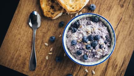 Müsli enthält viele Kohlenhydrate und liefert damit wichtige Energie. 