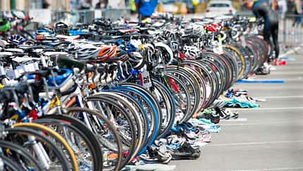 Räder und Ausrüstung in einer Triathlon-Wechselzone