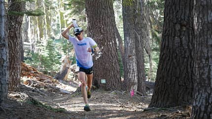 Jim Walmsley kühlt sich bei seinem Lauf zum Streckenrekord beim Western States Endurance Run 2019 ab. 