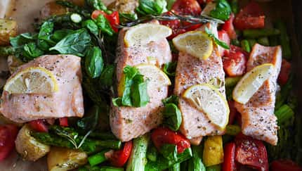 Lachs und grüner Spargel auf dem Blech