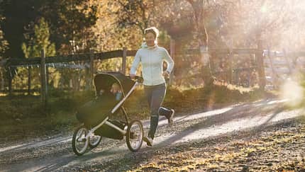 Profiläuferin Emilie Forsberg läuft mit einem Laufkinderwagen.