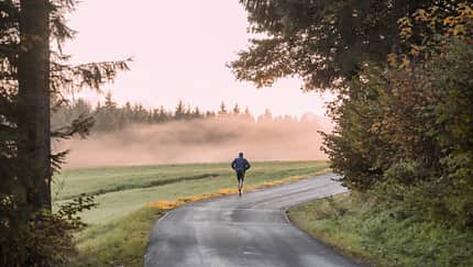 Langer Lauf am Morgen in der Natur