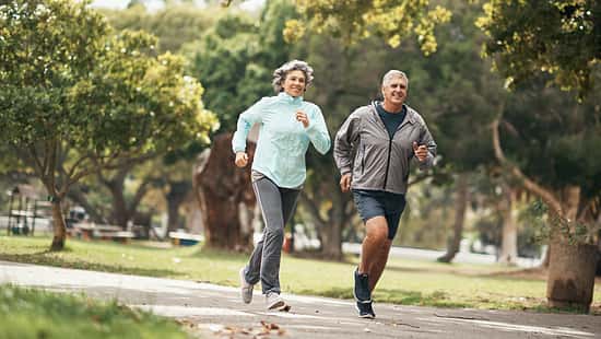 Zwei Menschen beim Lauftraining im Park