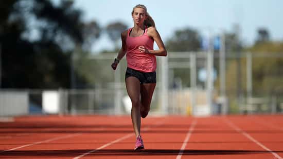 Läuferin beim intensiven Training auf der Laufbahn