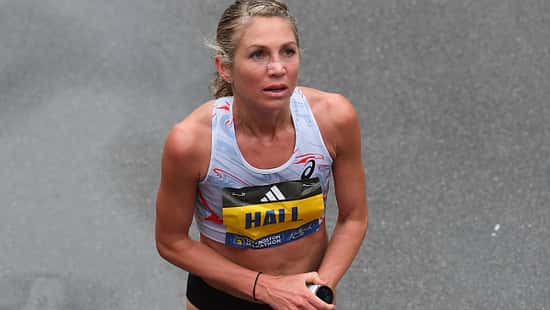 US-Athletin Sara Hall mit Nasenpflaster nach dem Boston-Marathon 2023