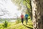 Fit in den Frühling: Zwei Menschen genießen das Lauftraining.