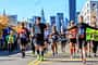 Eine Gruppe Läufer freut sich laufend beim Marathon