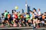 Eine Gruppe läuft in Frankfurt beim Marathon.