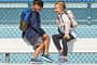Mädchen und Junge mit Kinderlaufschuhen