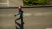 Zwei Läufer laufen auf einer Straße