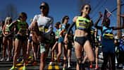 Molly Seidel im Frauenfeld vor dem Start des Boston-Marathons 2022