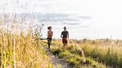 Laufendes Paar auf einem Feldweg