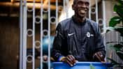 Marathon-Weltrekordler Eliud Kipchoge in der Eistonne