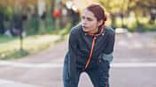 Junge Frau ist nach dem Lauftraining erschöpft.