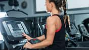 Beim 12-3-30-Work-out auf dem Laufband wird die Steigung auf 12 Prozent gestellt.