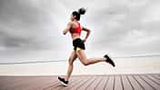 Junge Frau mit definierten Muskeln beim Lauftraining