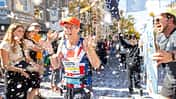 Nach einer "erfrischenden" Konfetti-Dusche läuft sich ein Marathon gleich leichter