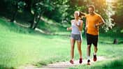 Was googeln Läuferinnen und Läufer? Bild zeigt ein Paar beim Joggen.