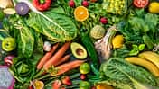 Eine bunte Mischung von Obst und Gemüse, was beides zu den basischen Lebensmitteln zählt.