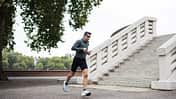Fitter mittelalter Mann beim Joggen