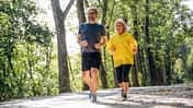 Ausdauersport: Ein Mann und eine Frau joggen gemeinsam