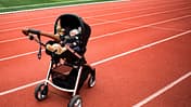 Laufen und Familie verbinden: Kinderwagen auf der Laufbahn