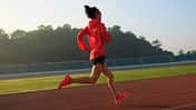 Junge Athletin beim Bahntraining