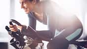 Junge Frau beim Spinning