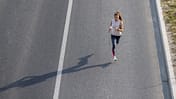 Eine ambitionierte Läuferin beim Training auf der Straße (Aufnahme von schräg oben) – Trainingsplan Marathon unter 3:50 Stunden