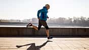 Sportlicher alter Mann beim Lauftraining