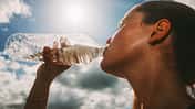 Eine Sportlerin trinkt Wasser.