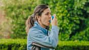 Eine Läuferin benutzt Asthmaspray.