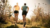 Eine Frau und ein Mann beim gemeinsamen Lauftraining