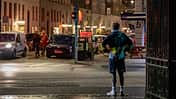 Stopp während des Lauftrainings: ein Läufer wartet vor einer Straßenkreuzung.