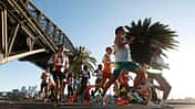 Läufer passieren während des Sydney-Marathons 2025 die Sydney Harbour Bridge. Läufer passieren während des Sydney-Marathons 2025 die Sydney Harbour Bridge.