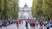 Läufer und Begleitfahrräder beim München Marathon. Läufer und Begleitfahrräder beim München Marathon.