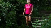 Maria-Luise Kluge läuft lächelnd durch den Wald.